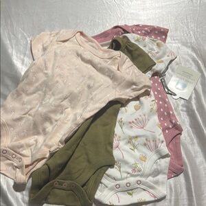 NEW Pack of 4 Floral and Polka Dot Baby Onesies